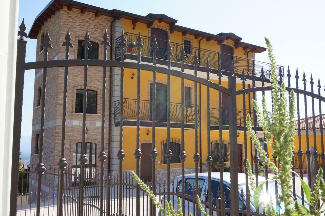 קמפניה A Casa Di Laura B&B Apartments מראה חיצוני תמונה