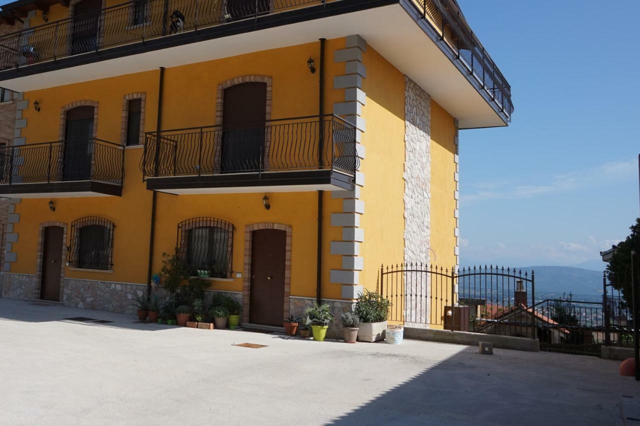 קמפניה A Casa Di Laura B&B Apartments מראה חיצוני תמונה